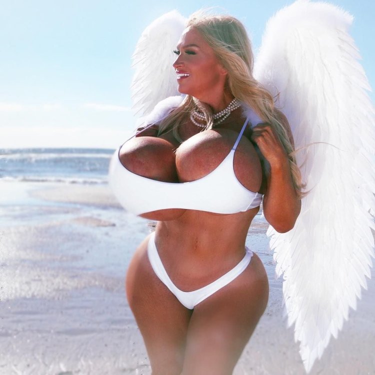 Аллегра Коул грудь