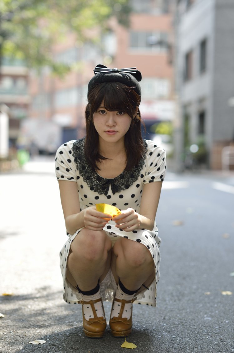 Девушки на корточках