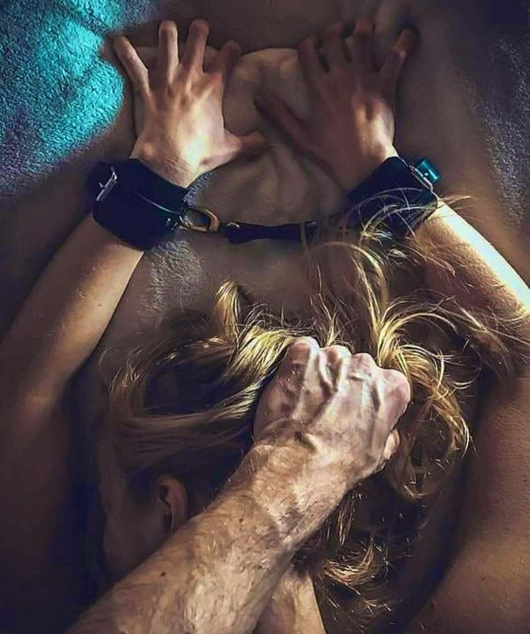 За волосы девушку