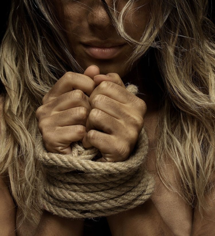 Связанные красивые девушки