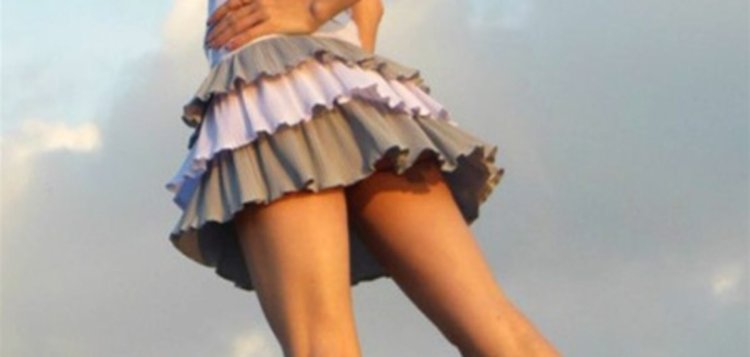 Девушки в короткой юбке снизу
