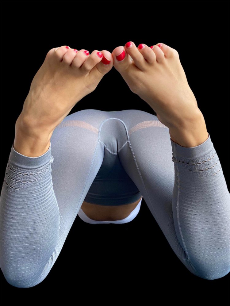 Девушки в леггинсах вид снизу