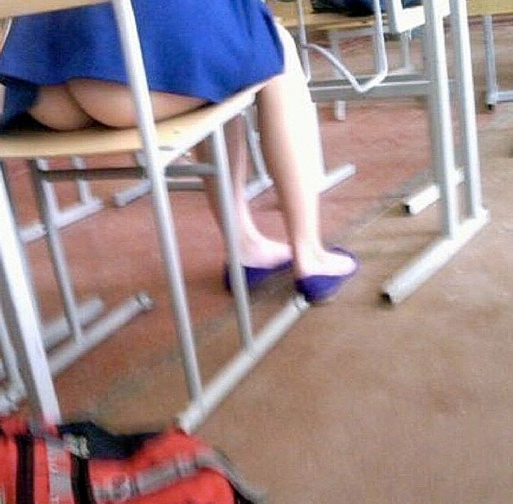 Ноги под партой в