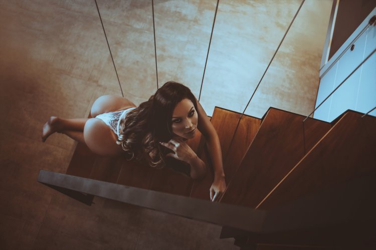 Девушка на коленях вид сверху