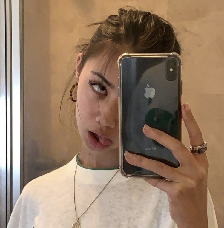 Девушка с айфоном 13