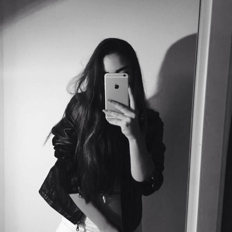 Девушка с черными волосами в зеркале