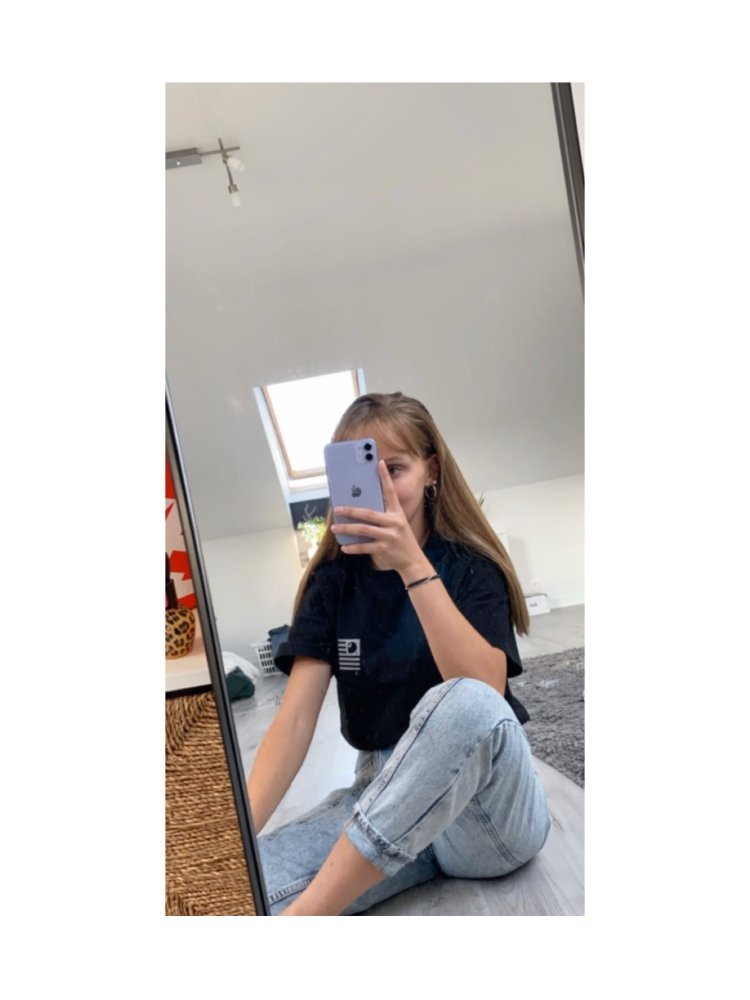 Девушка с айфоном в зеркале