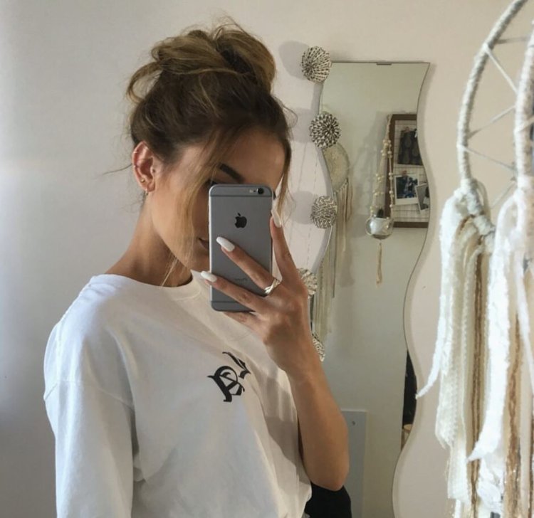 Девушка с айфоном в зеркале