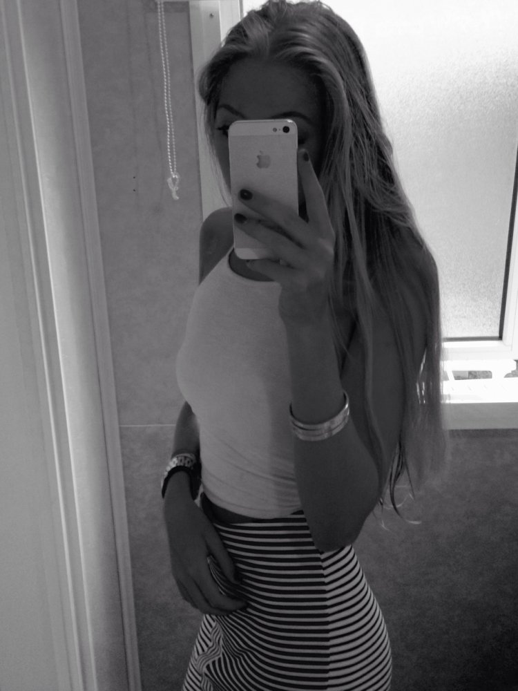 Девушка с айфоном