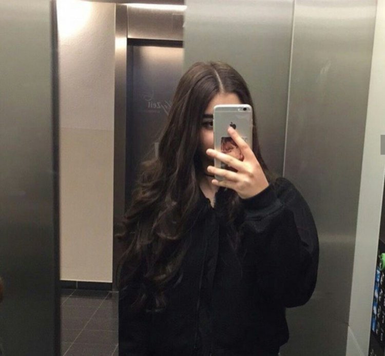 Девушка селфи в зеркале