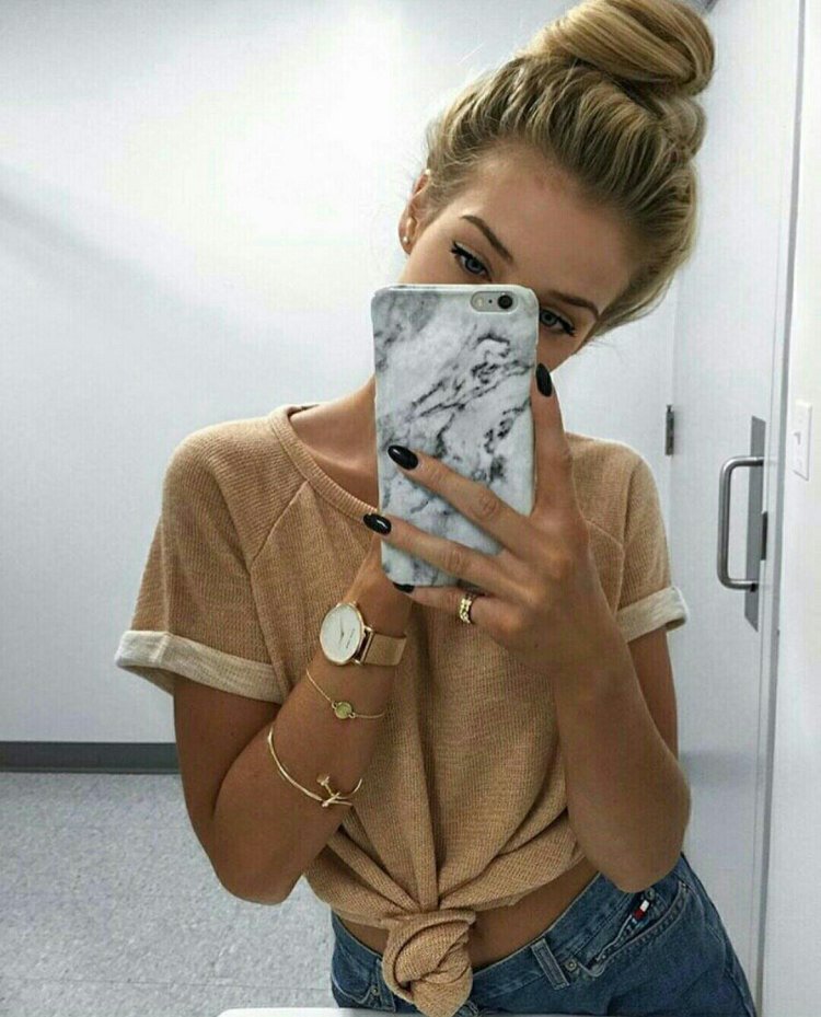 Девушка с айфоном