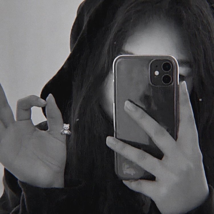 Девушка с айфоном 13