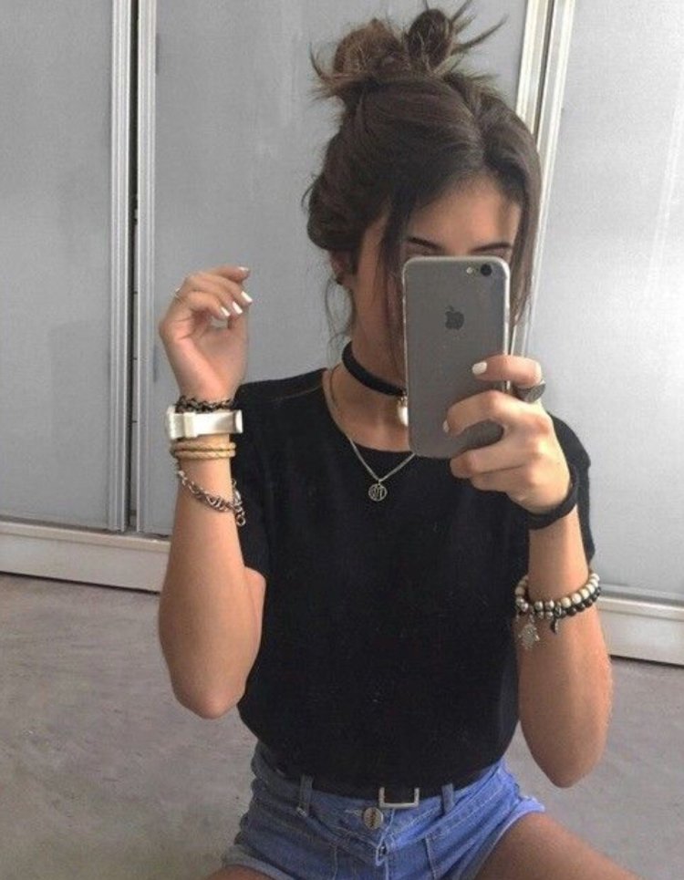 Девочка с айфоном