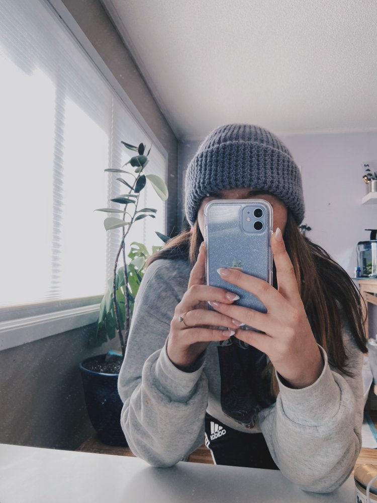 Девушка с айфоном 11 про в зеркале