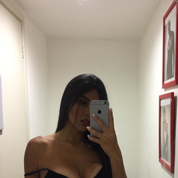 Брюнетка селфи в зеркале