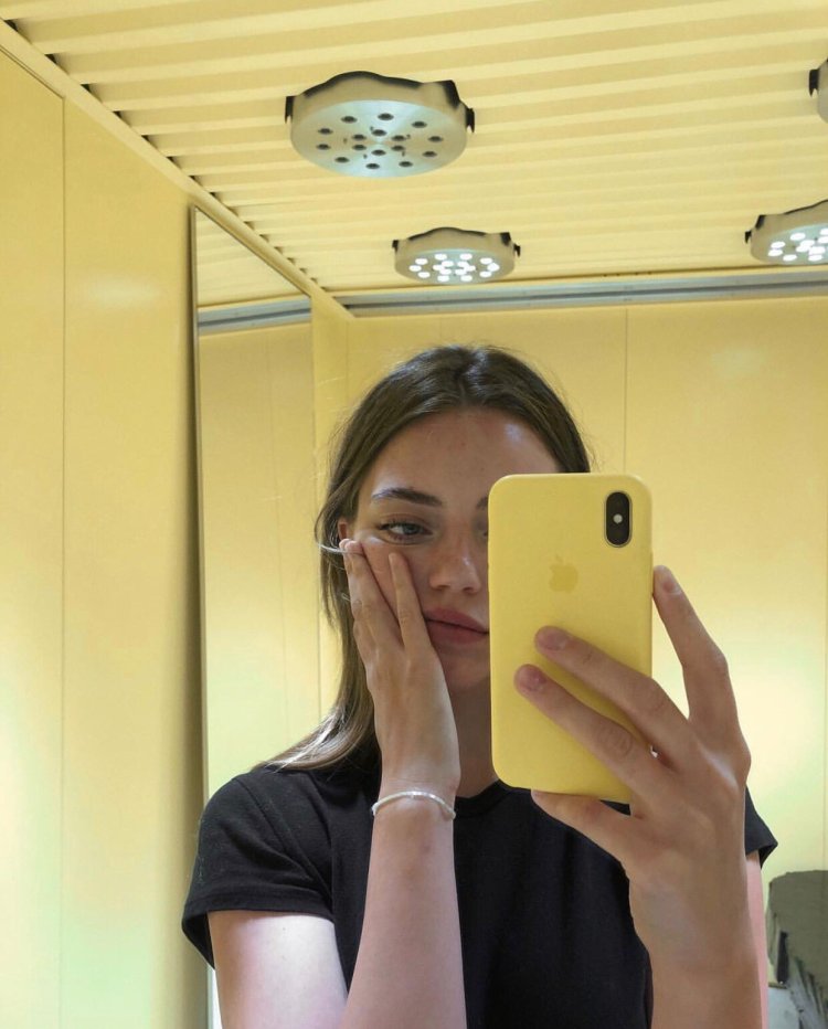 Девушка с айфоном в зеркале