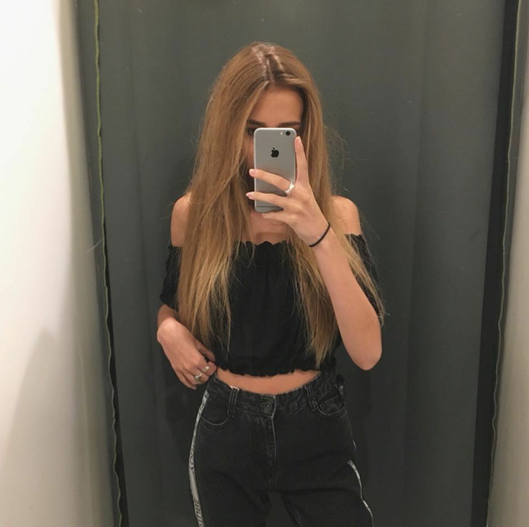 Красивая девочка в зеркале