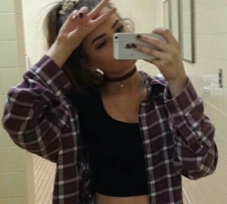 Девушка с айфоном в зеркале