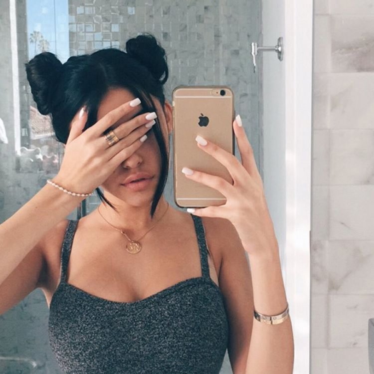 Селфи с телефоном в зеркале