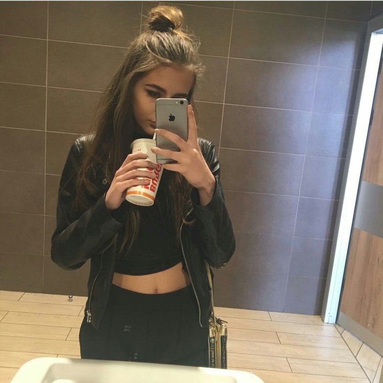 Красивая девушка в зеркале