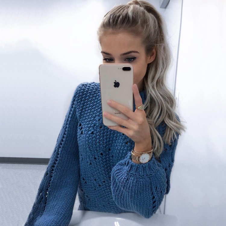 Блондинка с айфоном