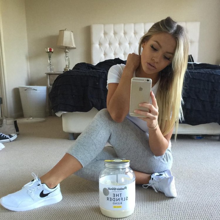 Красивая блондинка с айфоном