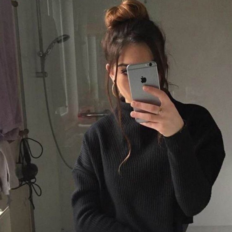 Девушка с айфоном в зеркале