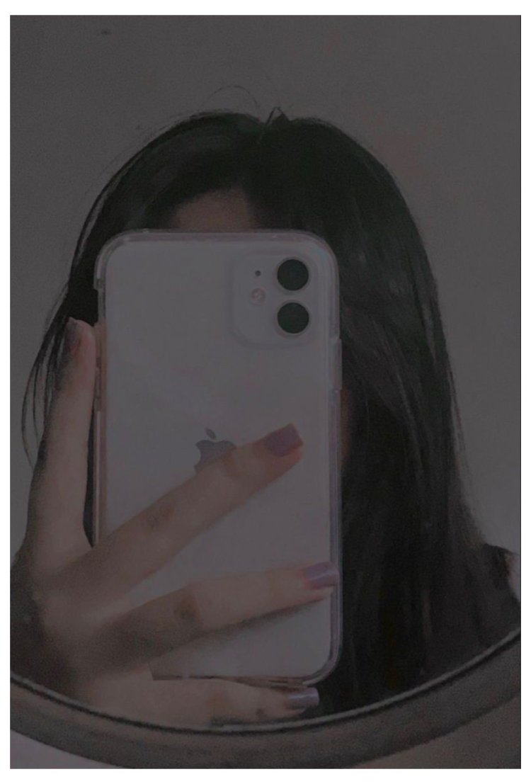 Девушка с айфоном в зеркале