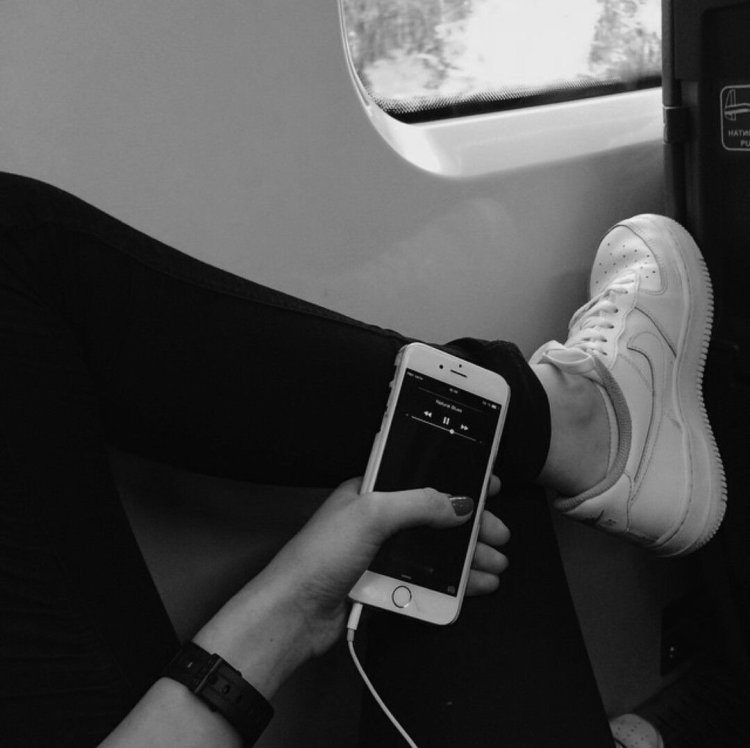 Крутые девушки с айфоном