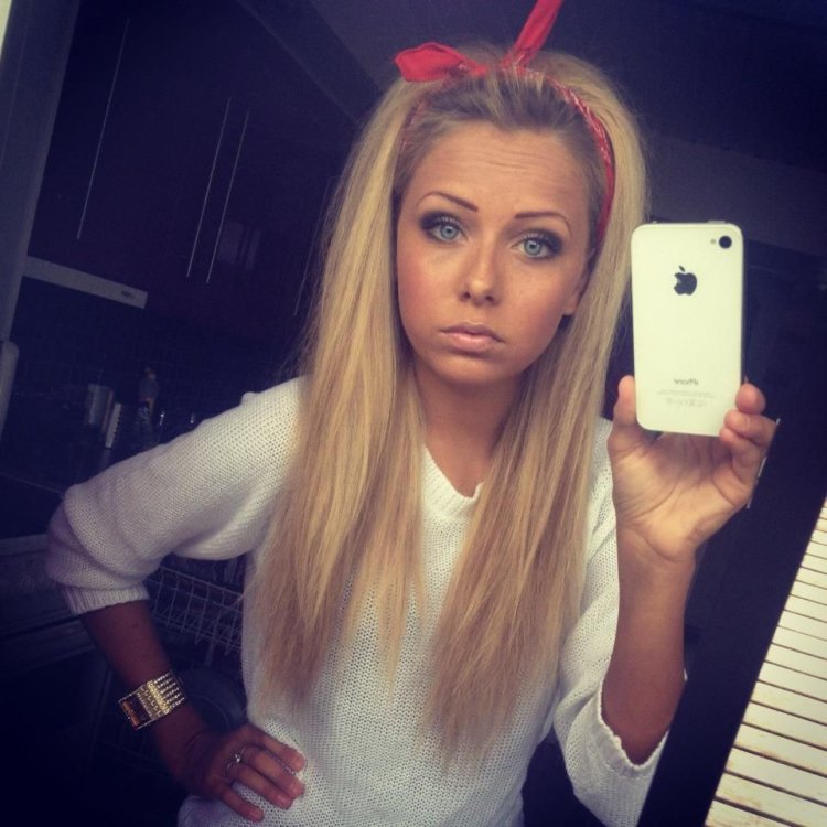 Блондинка с айфоном