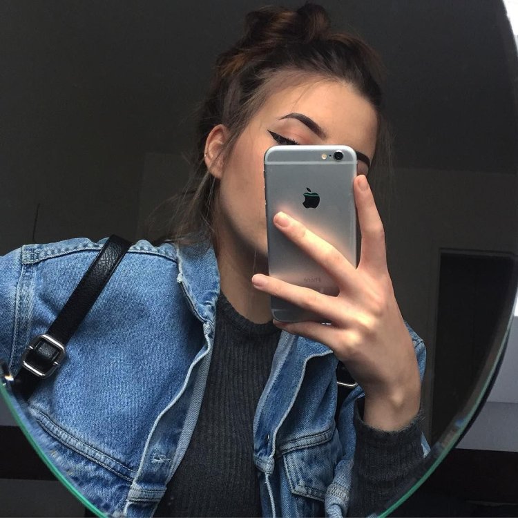 Девушка с айфоном