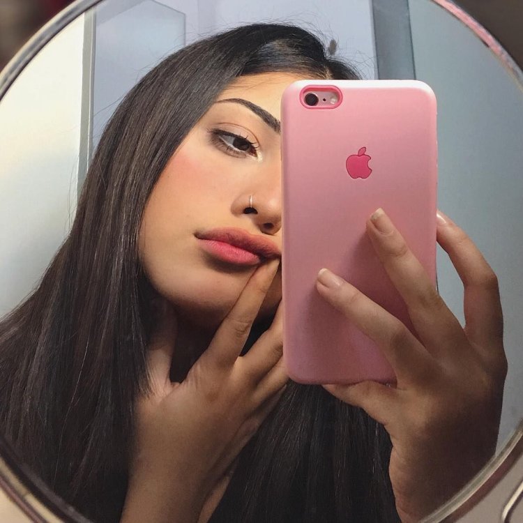 Девочка с айфоном