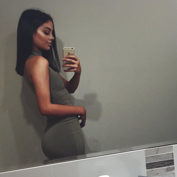 Девушка в зеркале брюнетка