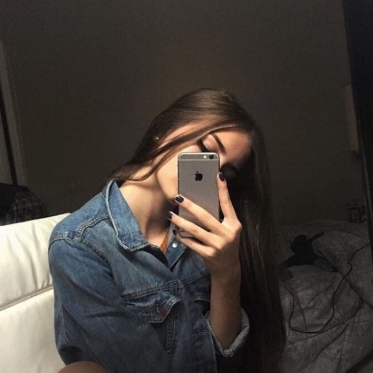 Селфи девушек с айфоном без лица