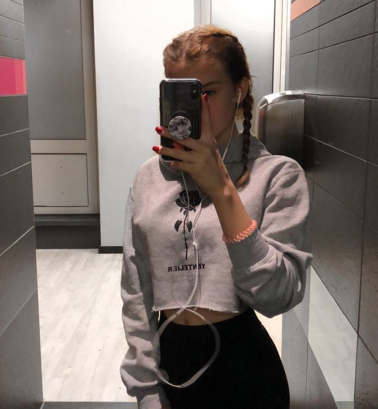 Девушка с айфоном