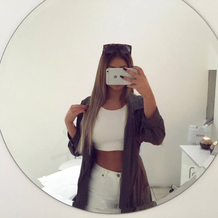 Девушка с айфоном в зеркале