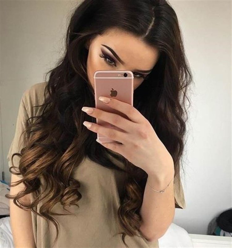 Девушка с айфоном