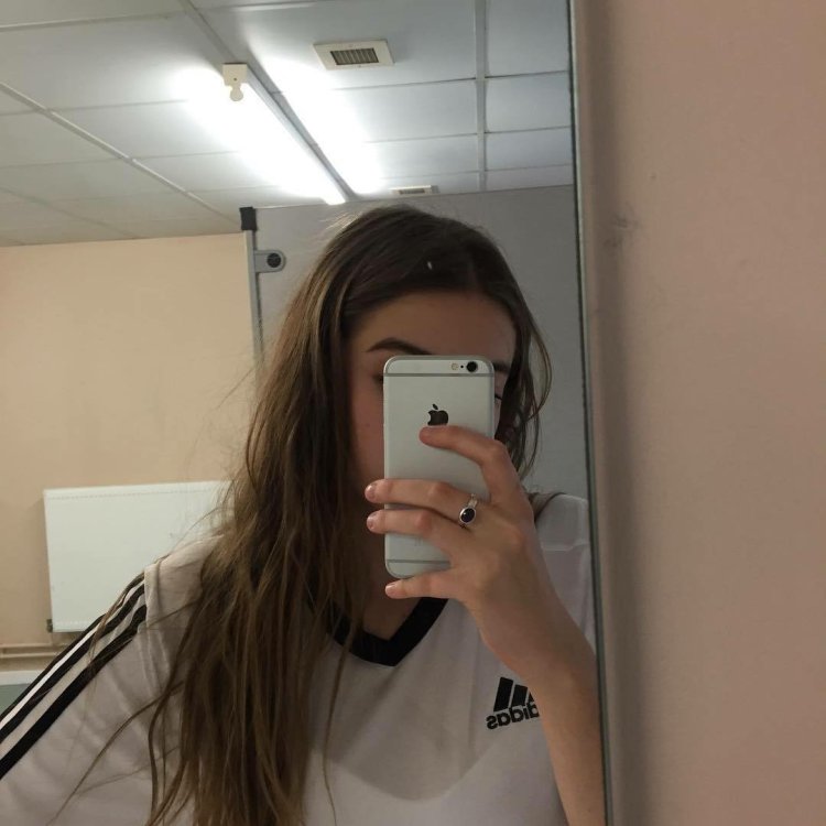 Девочки со йфоном в зеркале