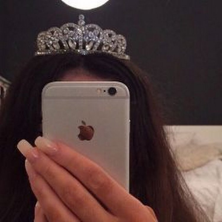 Девушка с короной без лица