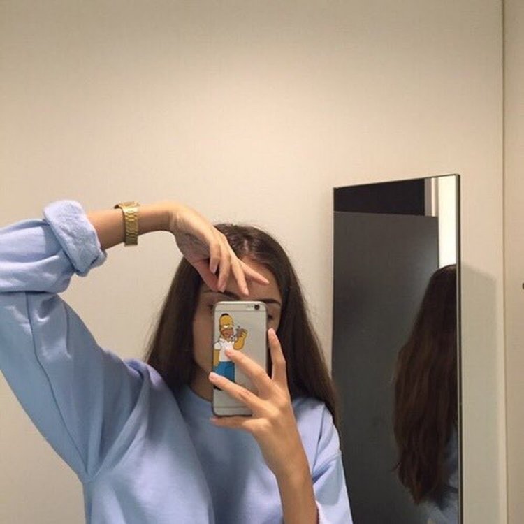 Девушка в зеркале с телефоном