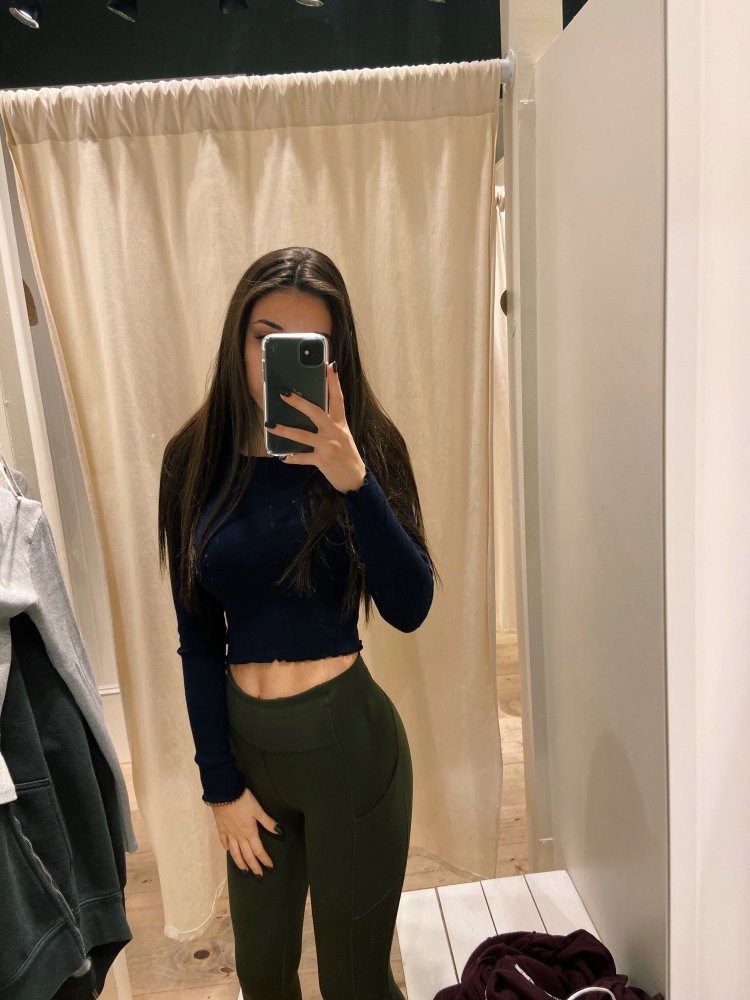 Девушка с айфоном 11