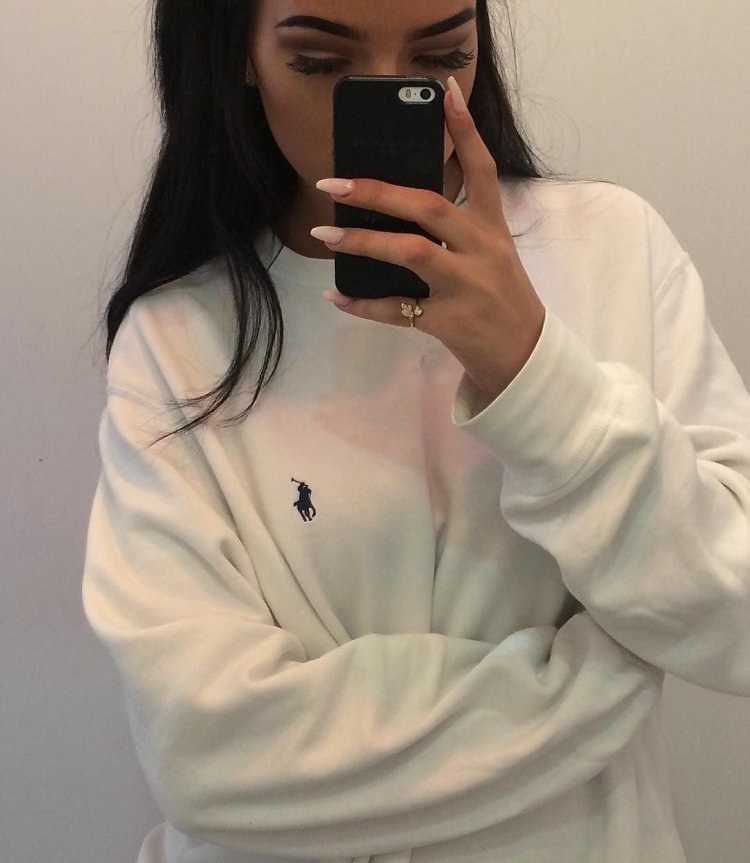 Девушка брюнетка с айфоном