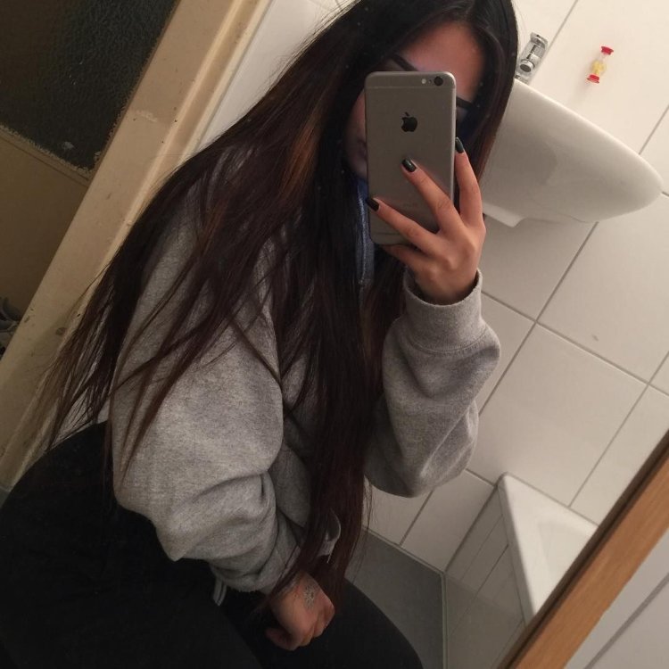 Девочка с айфоном в зеркале без лица