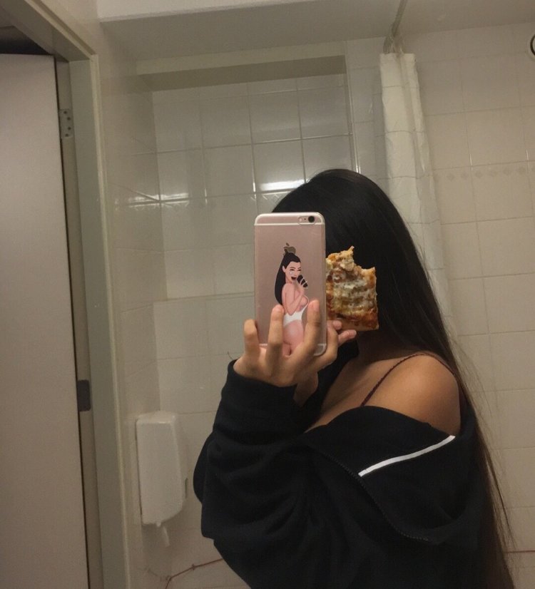 Девушка селфи в зеркале