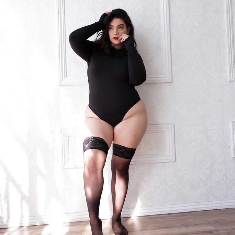 Женщины с широкими бедрами в чулках