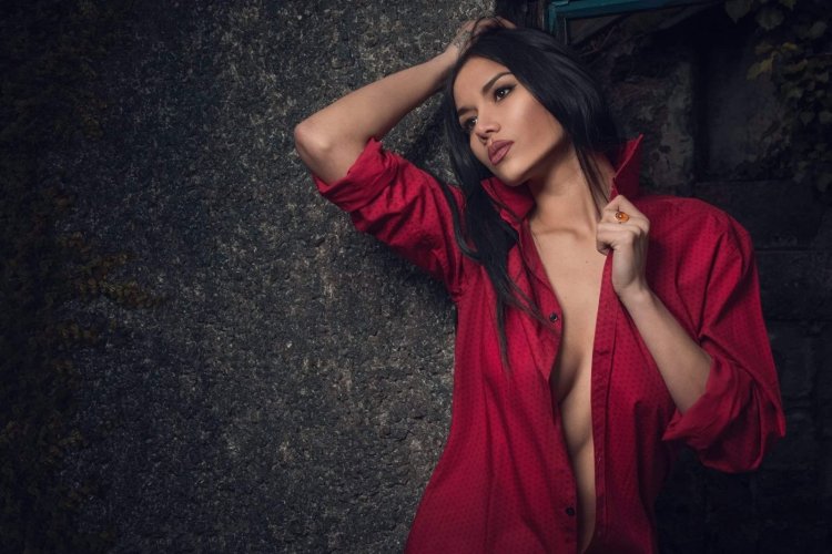 Брюнетка в красной рубашке