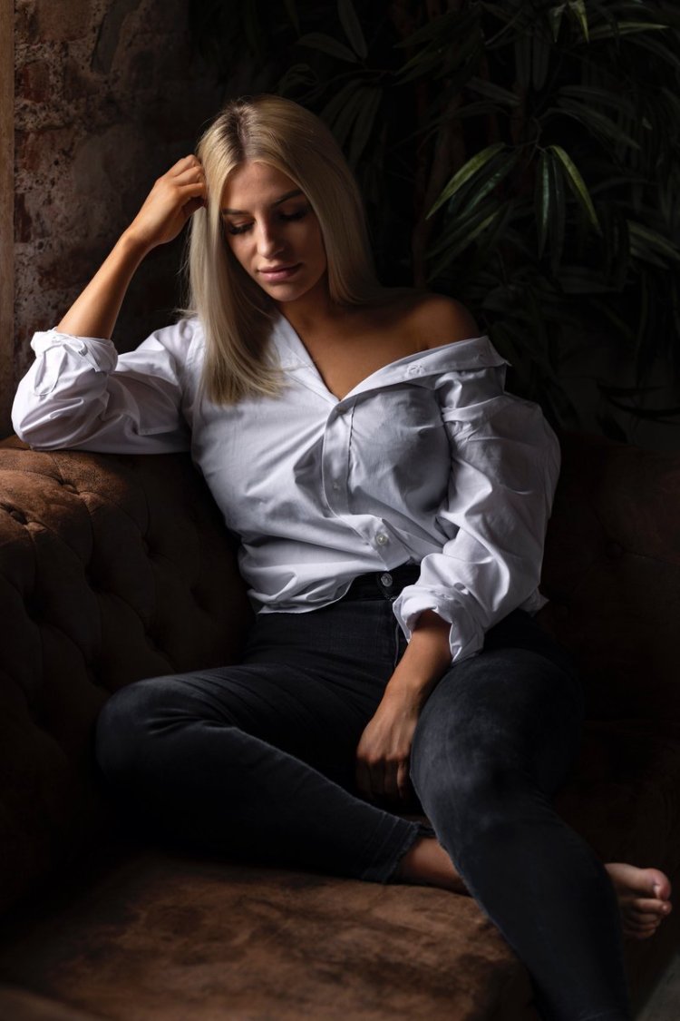 Девушка в белой рубашке