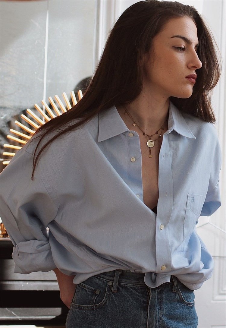 Женщина в рубашке