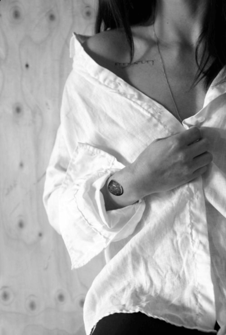 Девушка в мужской рубашке