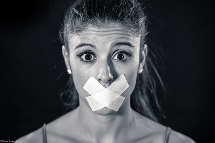 Женщина с заклеенным ртом